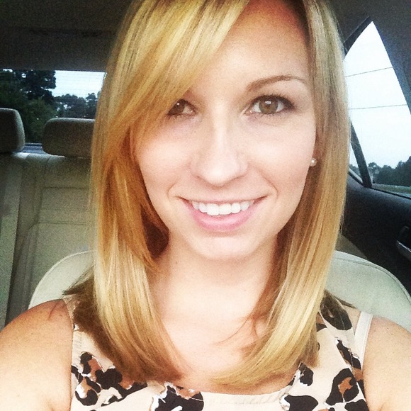 Profile Picture of Amber Waring (@twodreamscollid) on Poshmark