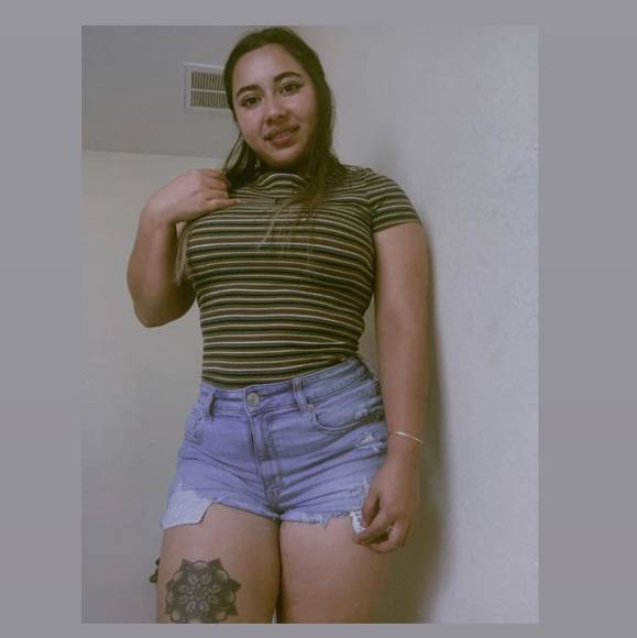 Profile Picture of Coral Cameras (@coralcameras78) on Poshmark