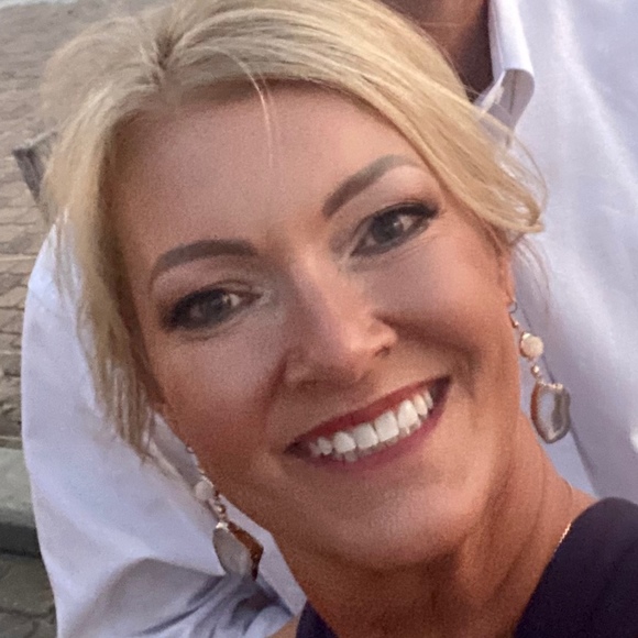 Profile Picture of Amanda Cloud (@acloud73) on Poshmark