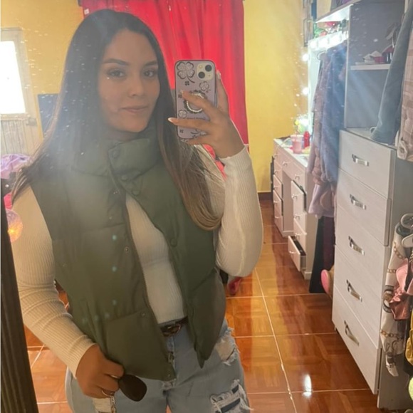 Profile Picture of Delia Cordova (@deliacordova) on Poshmark