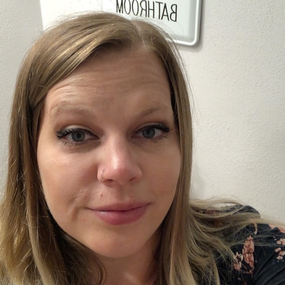 Profile Picture of Amanda Zoromski (@amandazoromski) on Poshmark