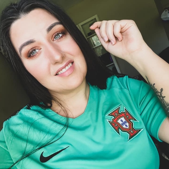 Profile Picture of Amanda Welton (@spaceshiplove) on Poshmark