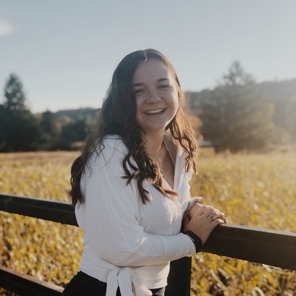 Profile Picture of Malina Bianchi (@malinab5) on Poshmark