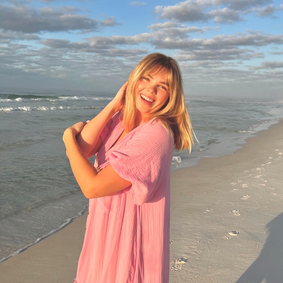 Profile Picture of Alexa Olsen (@alexaolsen94) on Poshmark