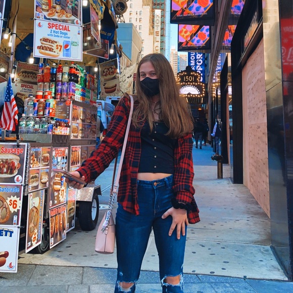 Profile Picture of Snow Snow (@snowshoppe) on Poshmark