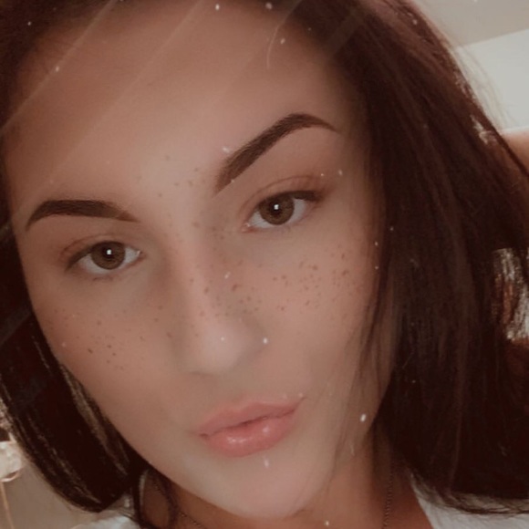 Profile Picture of Courtney Hietikko (@courtneyhiet) on Poshmark