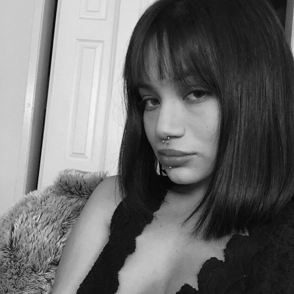 Profile Picture of Danielle Garin (@daniellegarinn) on Poshmark