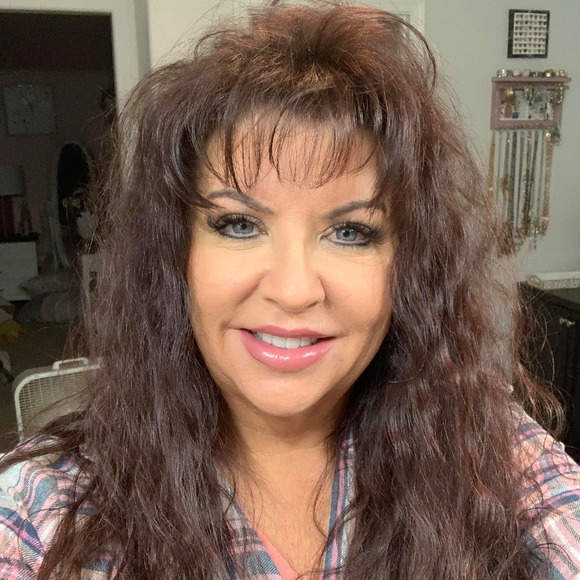 Profile Picture of Susan Rusconi (@sassysuelu) on Poshmark