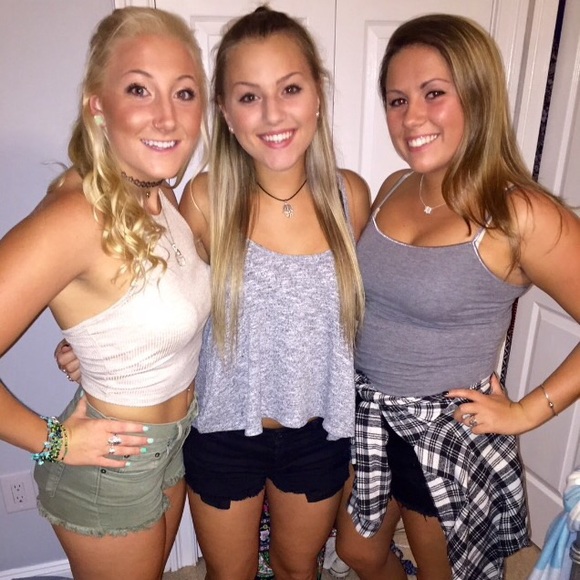 Profile Picture of Erin Lamberton (@erinl1227) on Poshmark