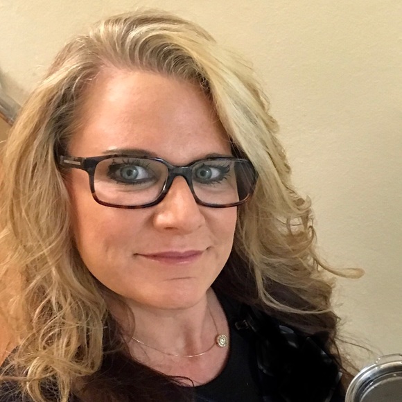 Profile Picture of Rhonda Featherngill (@rfeatherngill) on Poshmark