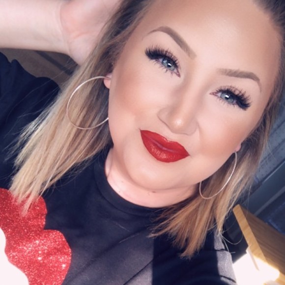 Profile Picture of Mallory Mcguinniss (@mallorys_finds) on Poshmark