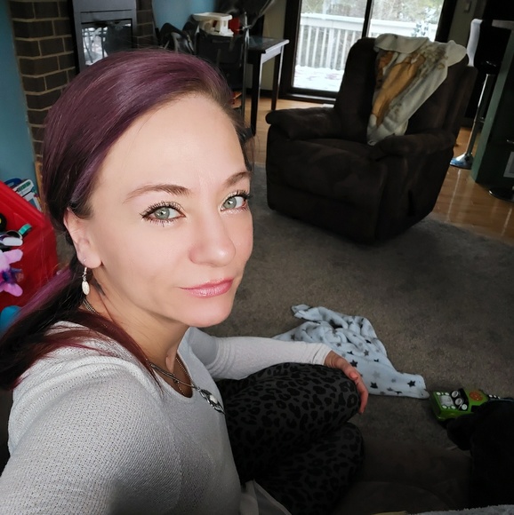 Profile Picture of Sasha Ball (@momof4151719) on Poshmark