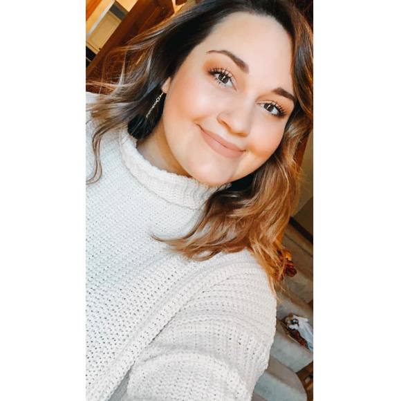 Profile Picture of Olivia Derucki (@oliviaderucki) on Poshmark