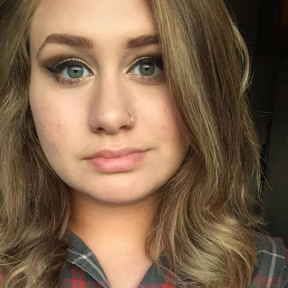 Profile Picture of Alexa Edmonds (@alexa934) on Poshmark