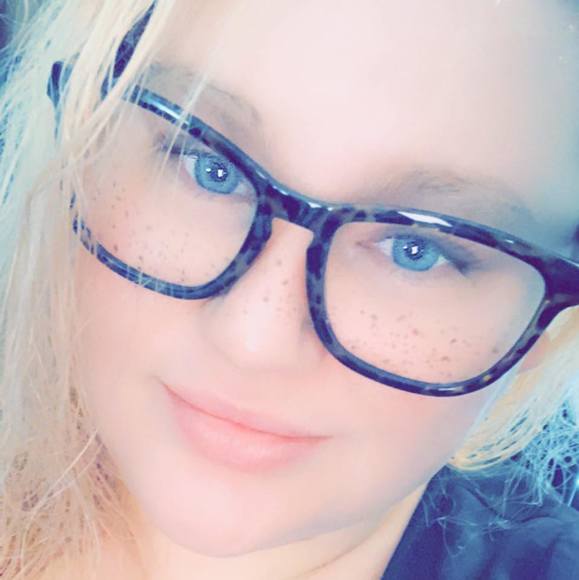 Profile Picture of Stephani Davis (@stephanilynn) on Poshmark