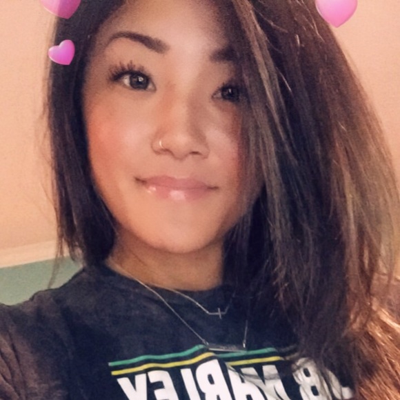Profile Picture of Lauren Carney (@laurenac1984) on Poshmark