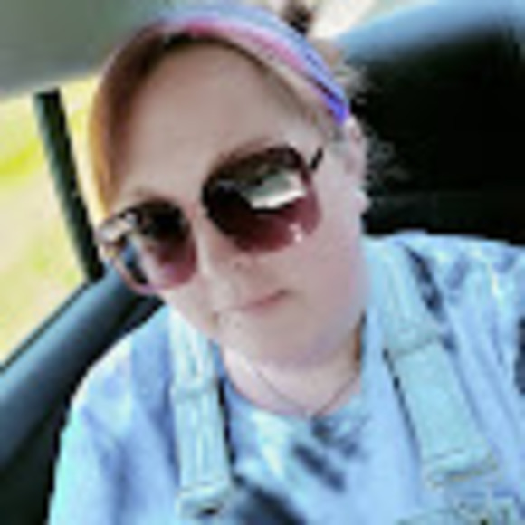 Profile Picture of Nicole Gossick (@missnikkis416) on Poshmark