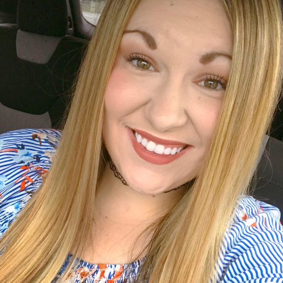 Profile Picture of Vicky Kramer (@girlslietoo) on Poshmark