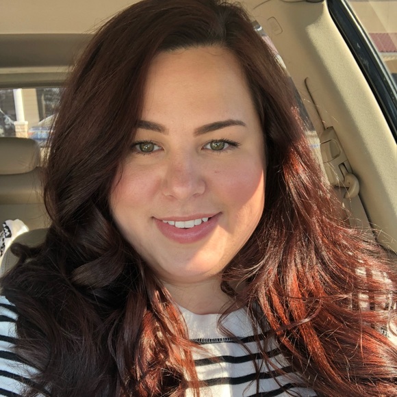 Profile Picture of Lindsey Vandertook (@linzvant) on Poshmark