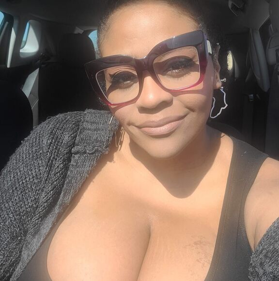 Profile Picture of Bobbie Bobbie (@queenb4uus) on Poshmark