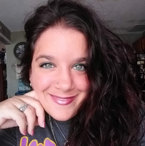 Profile Picture of Christina Dilonardo (@chrissypooh4you) on Poshmark