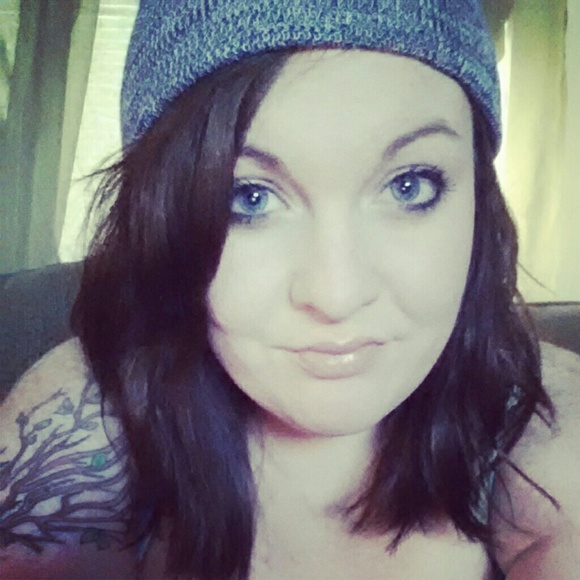 Profile Picture of Tori Lowe (@lowetaurus) on Poshmark