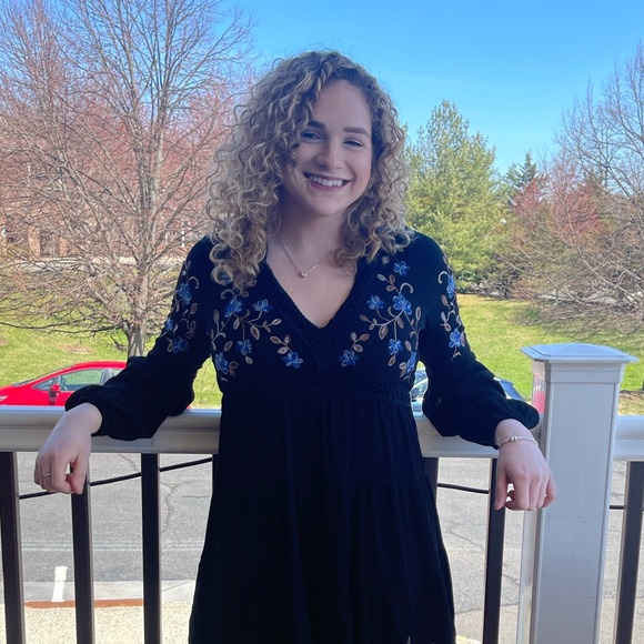 Profile Picture of Brianna Scherer (@briannarose1242) on Poshmark