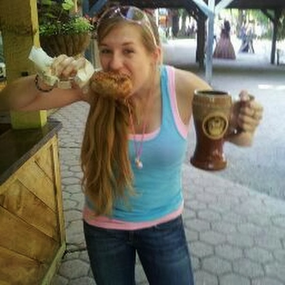 Profile Picture of Amanda Besancon (@mandibob21) on Poshmark