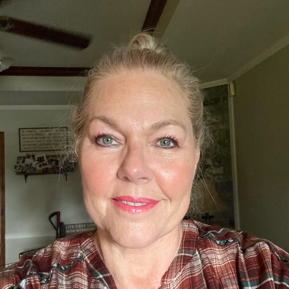 Profile Picture of Jennifer Scalise (@jenniferscalise) on Poshmark