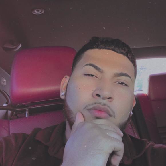 Profile Picture of Angel Flores (@angmik_16) on Poshmark