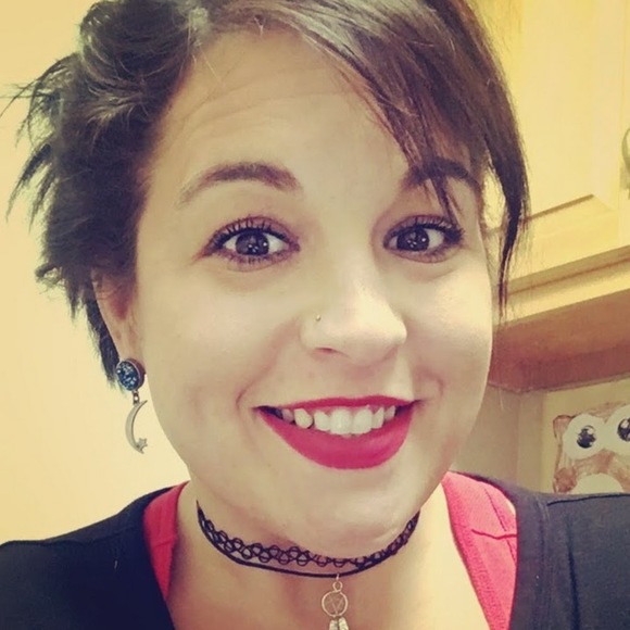 Profile Picture of Amy Boyd (@amy_boyd) on Poshmark