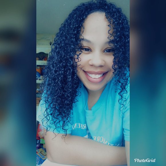 Profile Picture of Ashley Manns (@miyahandme) on Poshmark