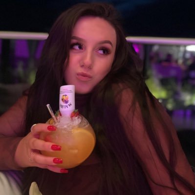 Profile Picture of Hollie Carter 🥀 (@lolshols) on Twitter