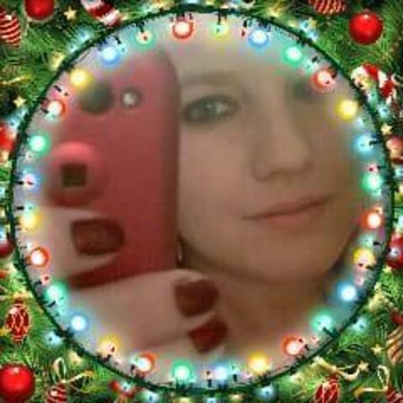 Profile Picture of Heather Shell (@sparkyjinx) on Poshmark