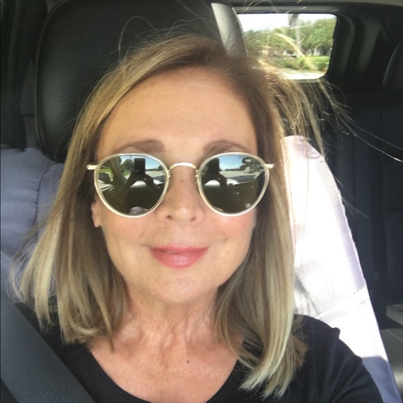 Profile Picture of Donna Case (@yogagal0108) on Poshmark