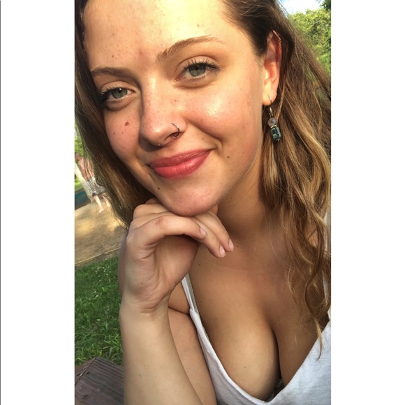 Profile Picture of Ella Slager (@eslager97) on Poshmark