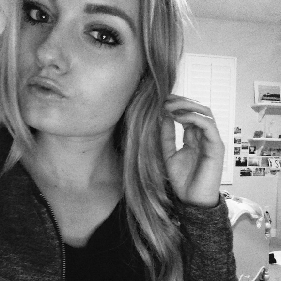 Profile Picture of Mckenna Koscki (@kennakoscki) on Poshmark