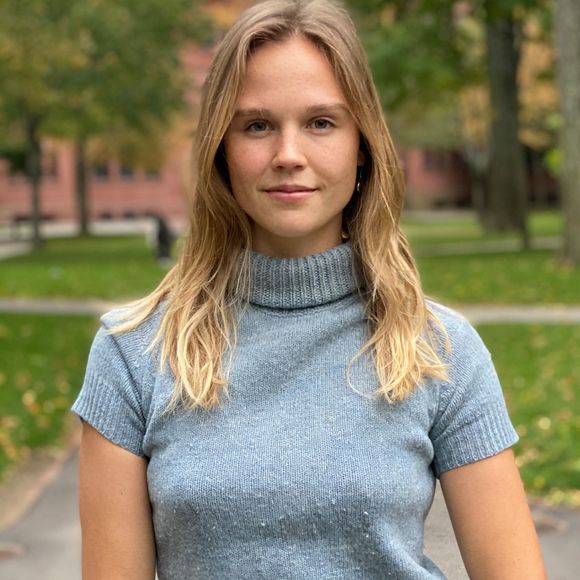 Profile Picture of Hanna Davies (@hannabd) on Poshmark