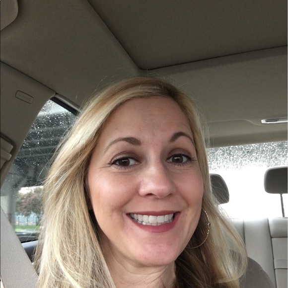 Profile Picture of Giselle Armantrout (@frenchantiques) on Poshmark