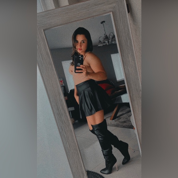 Profile Picture of Moliz Closet (@moradel) on Poshmark
