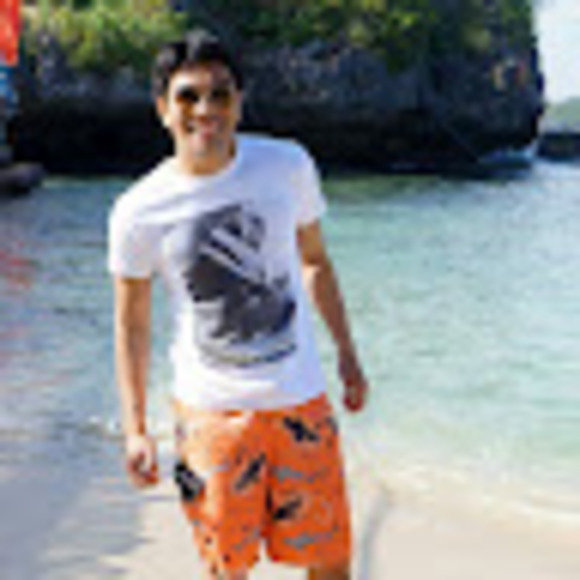 Profile Picture of Justin Tolentino (@justintolent223) on Poshmark