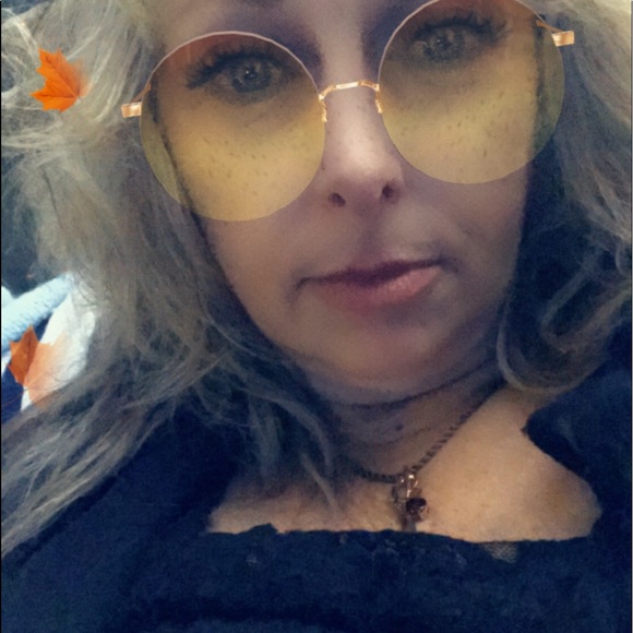 Profile Picture of Deanie Bergin (@deaniemcl) on Poshmark