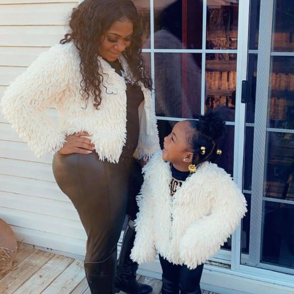 Profile Picture of Tianina Hanzer (@tianinahanzer) on Poshmark