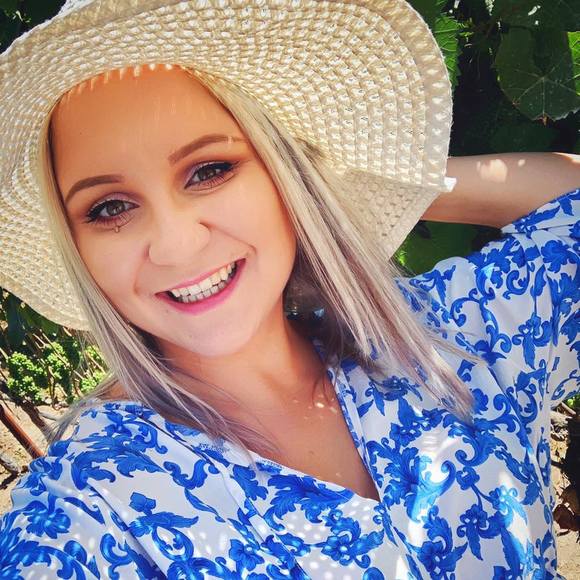 Profile Picture of Arielle Charuk (@arielle_1596) on Poshmark