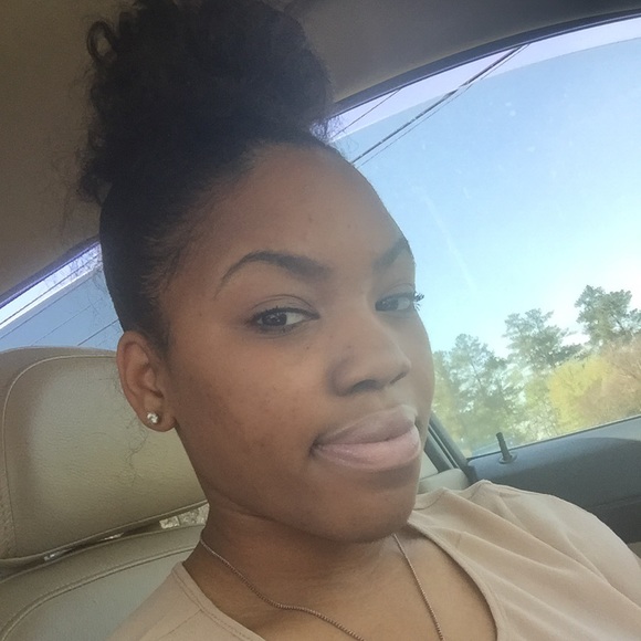 Profile Picture of Kia Andry (@kiaandry94) on Poshmark