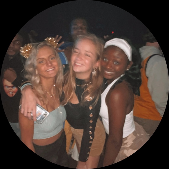 Profile Picture of Bri Doggett (@briidoggett) on Poshmark