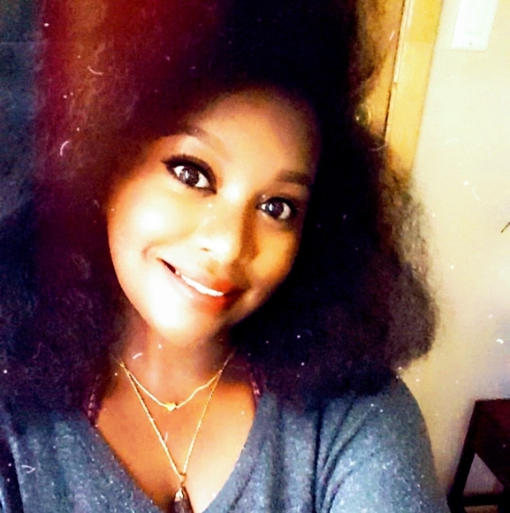 Profile Picture of Sophia Hudson (@sophierinae) on Poshmark