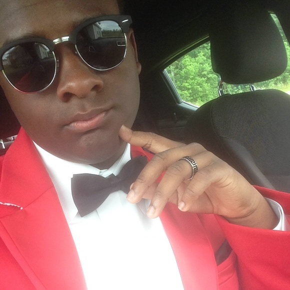 Profile Picture of Therron Starwood (@theezzus) on Poshmark