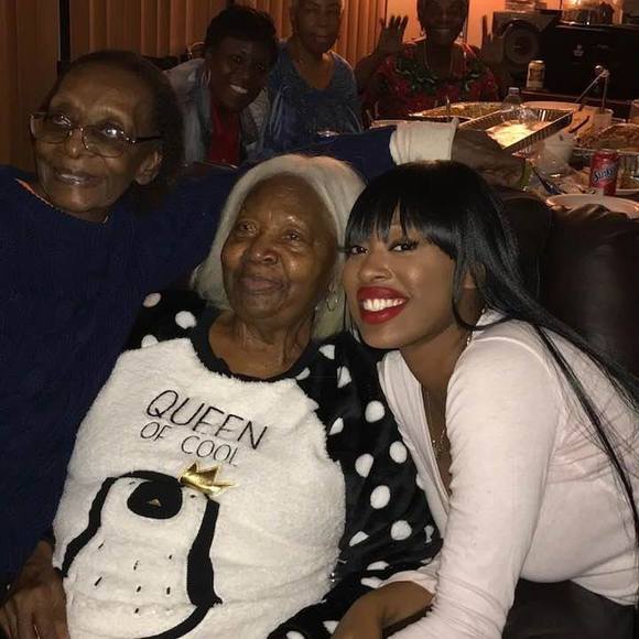 Profile Picture of Laticia Lovelace (@laticialovelace) on Poshmark