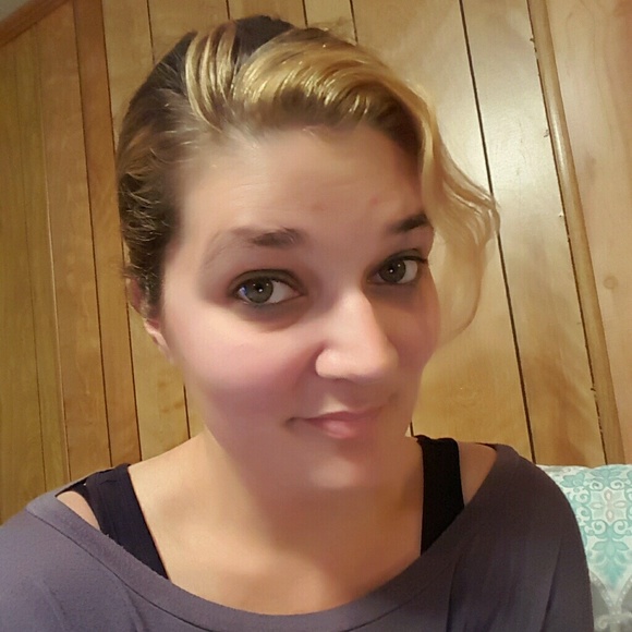 Profile Picture of Christina Raymer (@christinaraymer) on Poshmark